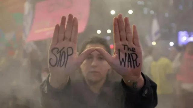 A protester in Israel called for an end to the conflict in early January 2025. Sumber: BBC.com